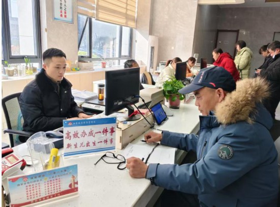 市民在 “高效辦成一件事” 窗口辦理業(yè)務(wù)。彭雪松攝