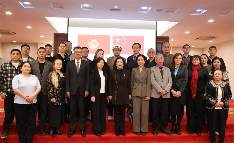 與會(huì)人員合影。中國(guó)駐吉爾吉斯斯坦使館供圖