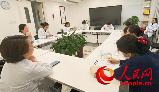 交班會(huì)上，海淀醫(yī)院安寧療護(hù)團(tuán)隊(duì)討論患者和家屬需求。人民網(wǎng)記者 金慧慧攝