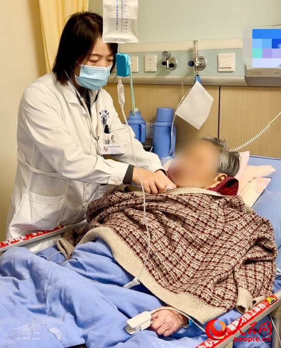 廖澤燕為張婆婆聽診。人民網(wǎng)記者 金慧慧攝