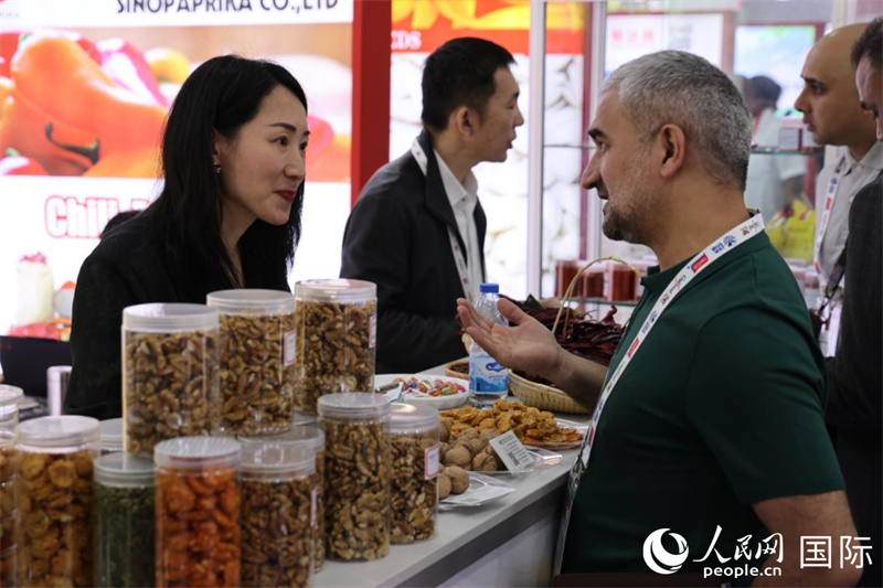 中外商家在第三十屆海灣食品展上交流。人民網(wǎng)記者 張志文攝