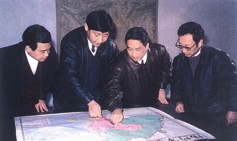 1991年12月，習(xí)近平與同事討論福州市戰(zhàn)略規(guī)劃設(shè)想。（圖源：《習(xí)近平在福州》）