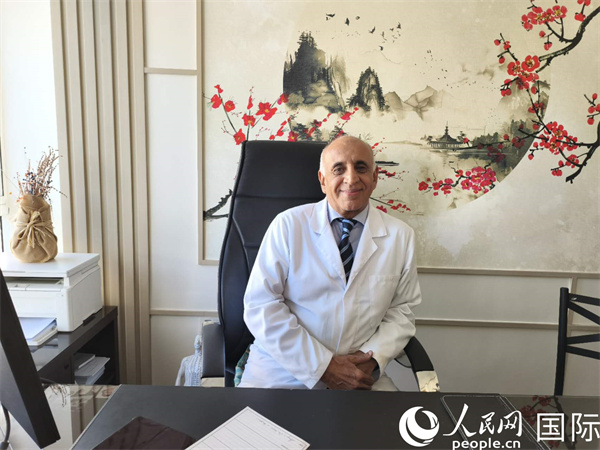 哈利勒在他的辦公室。人民網(wǎng)記者 黃培昭攝