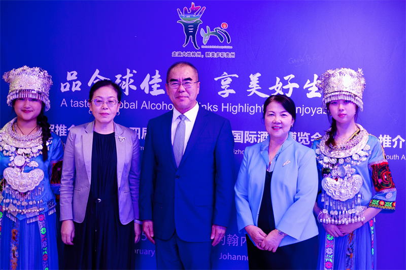 潘慶江總領(lǐng)事與王洪波秘書長(zhǎng)合影。（南非貴州商會(huì)供圖）