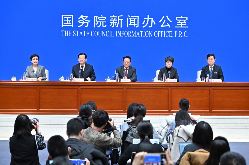 2月28日，國(guó)務(wù)院新聞辦公室在北京舉行國(guó)務(wù)院政策例行吹風(fēng)會(huì)，民政部副部長(zhǎng)唐承沛、財(cái)政部副部長(zhǎng)郭婷婷、自然資源部副部長(zhǎng)許大純、住房城鄉(xiāng)建設(shè)部副部長(zhǎng)姜萬(wàn)榮和國(guó)務(wù)院新聞辦公室新聞發(fā)言人介紹2024年國(guó)務(wù)院部門(mén)辦理全國(guó)人大代表建議和全國(guó)政協(xié)提案工作有關(guān)情況，并答記者問(wèn)。新華社記者 李鑫 攝