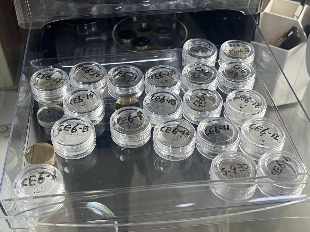 包含嫦娥六號樣品的樹脂靶。新華社記者 溫競?cè)A 攝