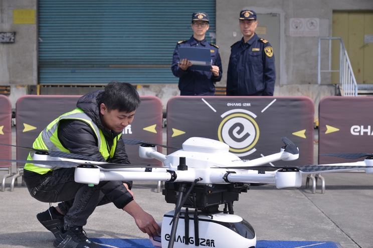 海關(guān)關(guān)員監(jiān)管跨境電商無人機配送包裹。陳志軍攝