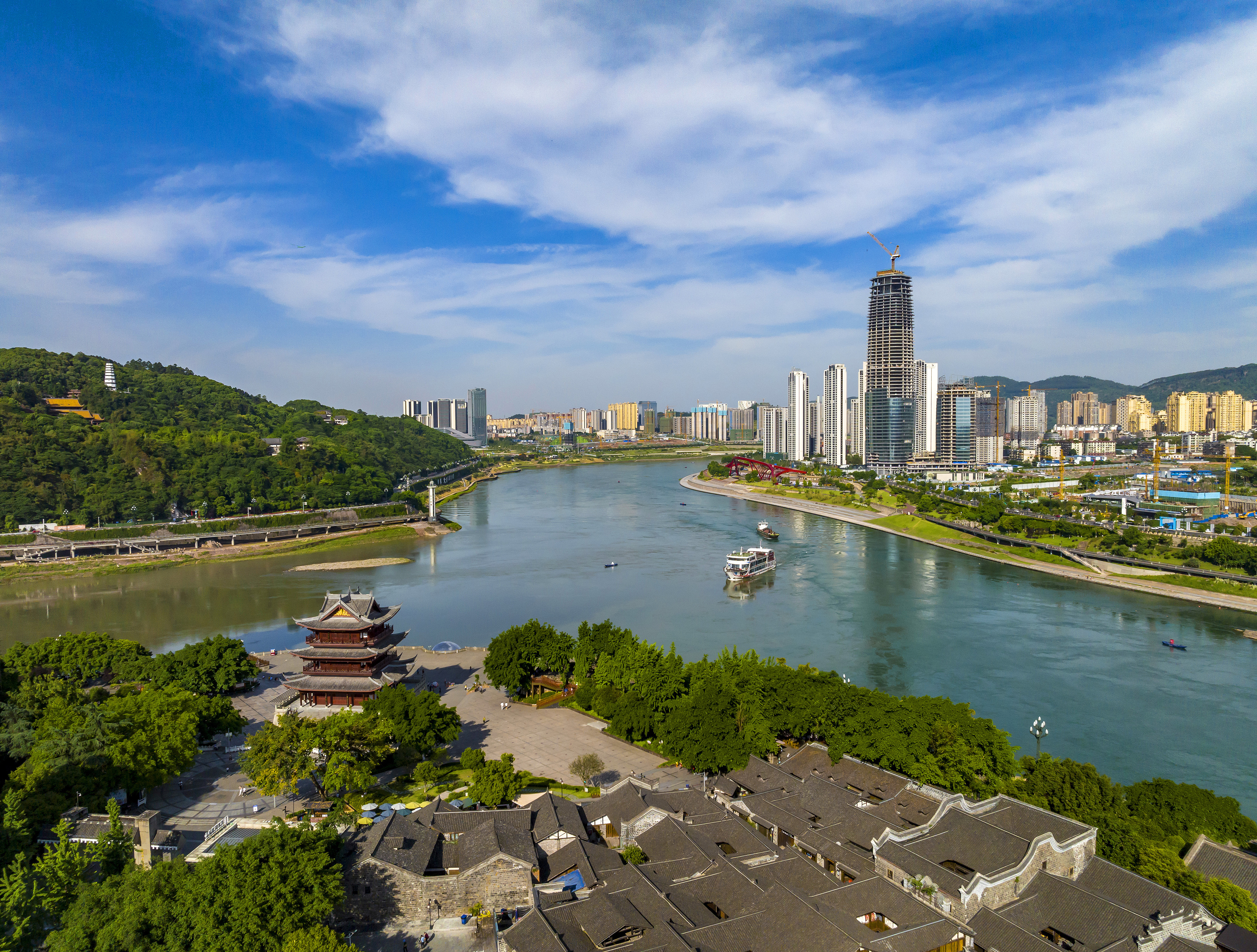 “長江首城”四川宜賓，經(jīng)過長江生態(tài)綜合治理后的三江交匯處風(fēng)光。