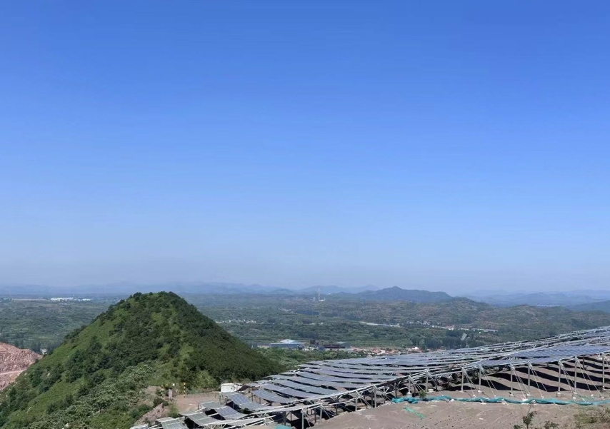 河北遷西某光伏基地。人民網(wǎng)記者 王紹紹攝