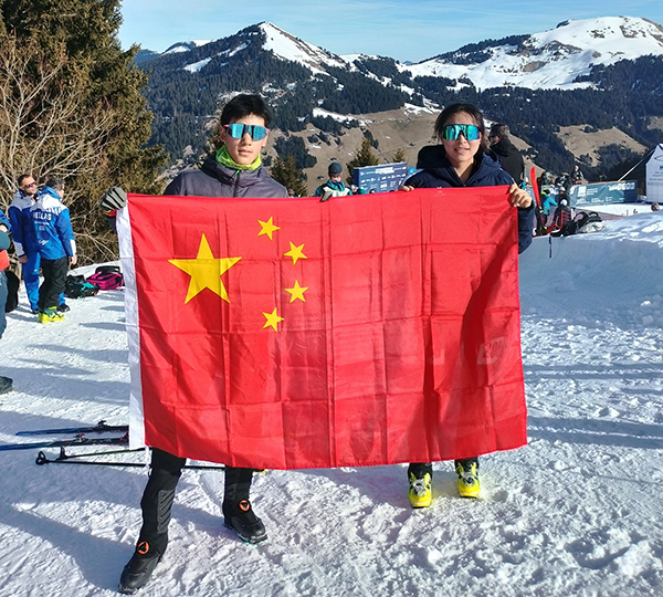 U18垂直競(jìng)速男子冠軍貢松郎（左）加和女子冠軍普姆阿尼賽后舉國(guó)旗慶祝。中國(guó)滑雪登山隊(duì)供圖