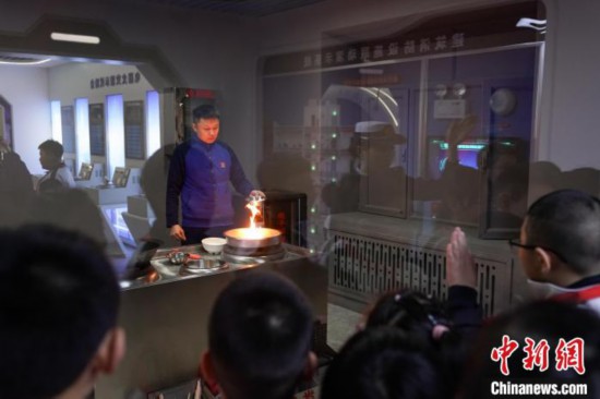 圖為學(xué)生們參觀道里區(qū)消防救援大隊消防科普體驗館內(nèi)火場真實(shí)體驗演示區(qū)。中新社記者 趙宇航 攝