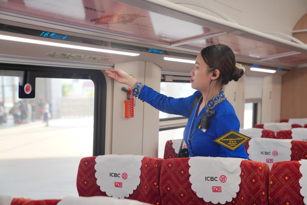 中老鐵路瀾滄號動車組列車長小麗正在進(jìn)行車廂檢查。老中鐵路有限公司供圖