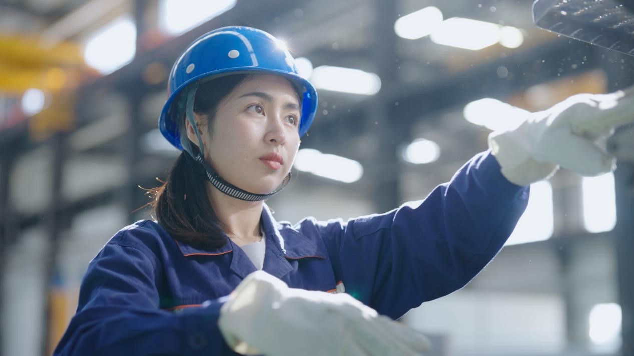 老中鐵路有限公司萬象運(yùn)營管理中心機(jī)輛車間希達(dá)在工作中。老中鐵路有限公司供圖