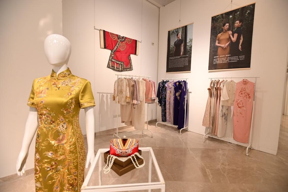 展覽現(xiàn)場展出各種款式的精美旗袍。新加坡中國文化中心供圖