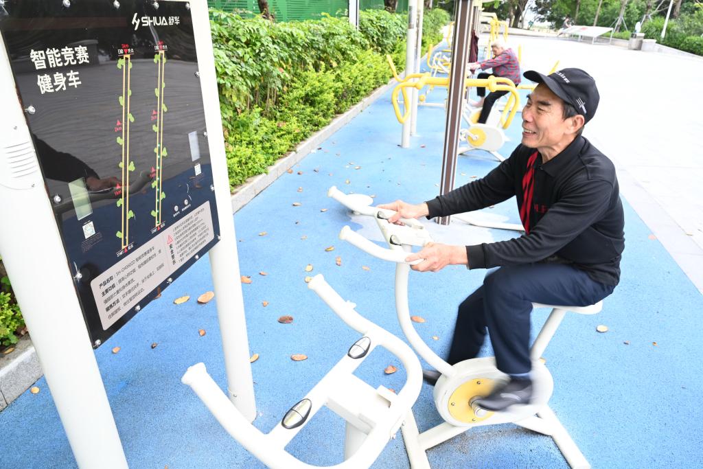 2023年4月24日，市民在福州市鼓樓區(qū)西河智慧體育公園使用智能競(jìng)賽健身車。新華社記者 林善傳 攝