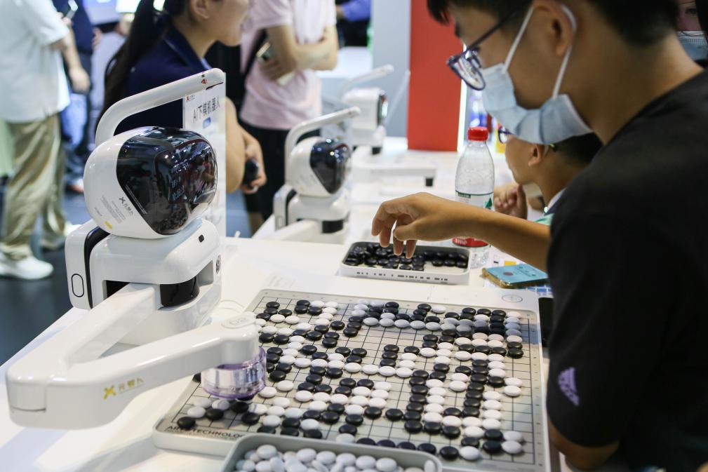 2023年7月7日，元蘿卜AI下棋機(jī)器人與觀眾對(duì)弈。2023年7月6日至8日，2023世界人工智能大會(huì)在上海舉行。新華社記者 辛夢(mèng)晨 攝