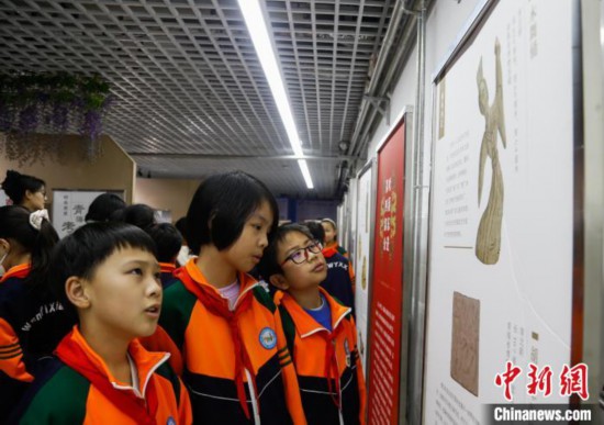 圖為學(xué)生參觀青海省博物館“1+3”主題流動(dòng)展覽，了解木舞俑。中新社記者 馬銘言 攝