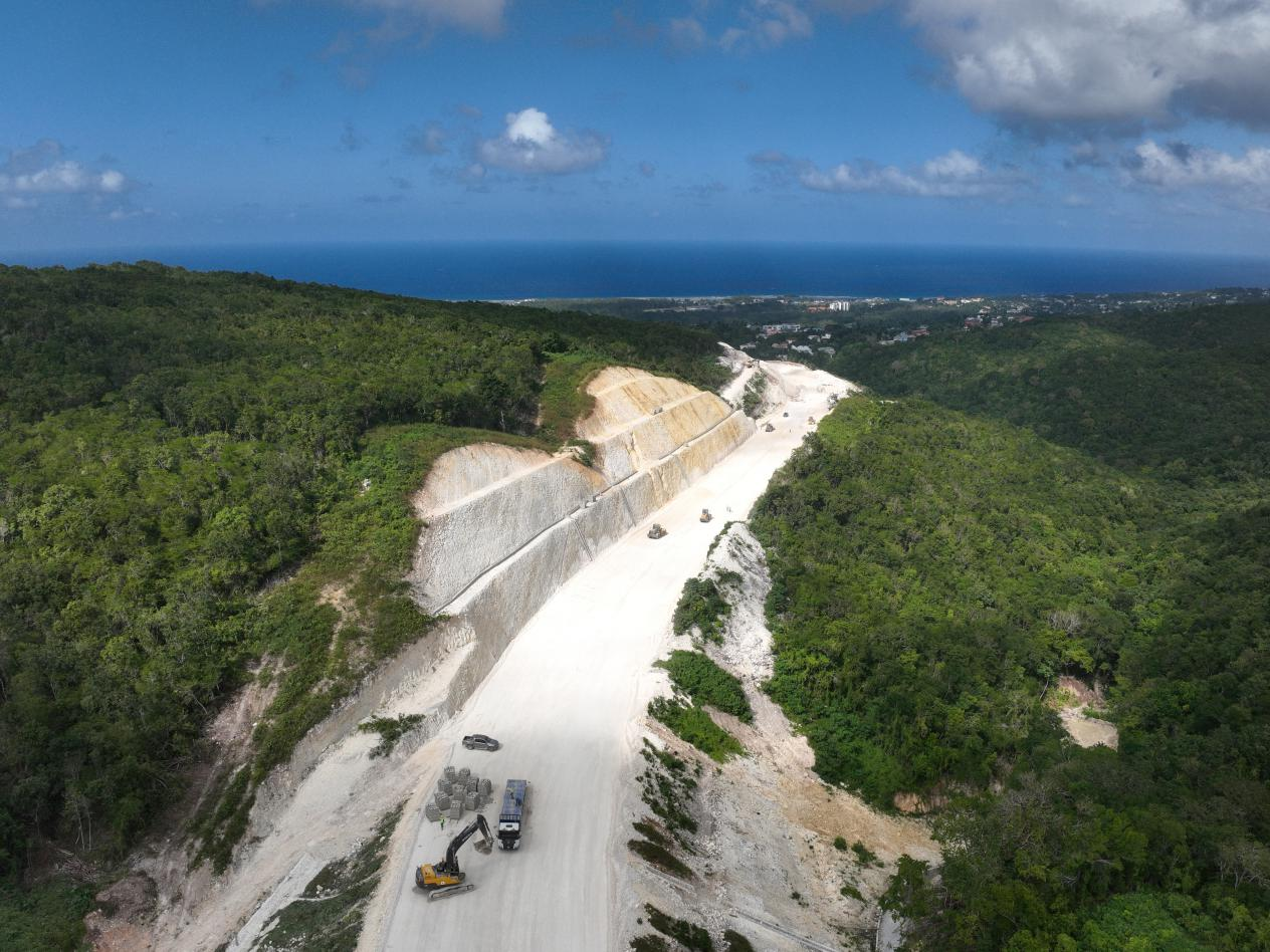 圖為中企承建的牙買加蒙特哥貝繞城路項目基層試驗段正在進行攤鋪和碾壓施工，相關(guān)施工工作已于近日順利完成。中國港灣美洲區(qū)域公司供圖