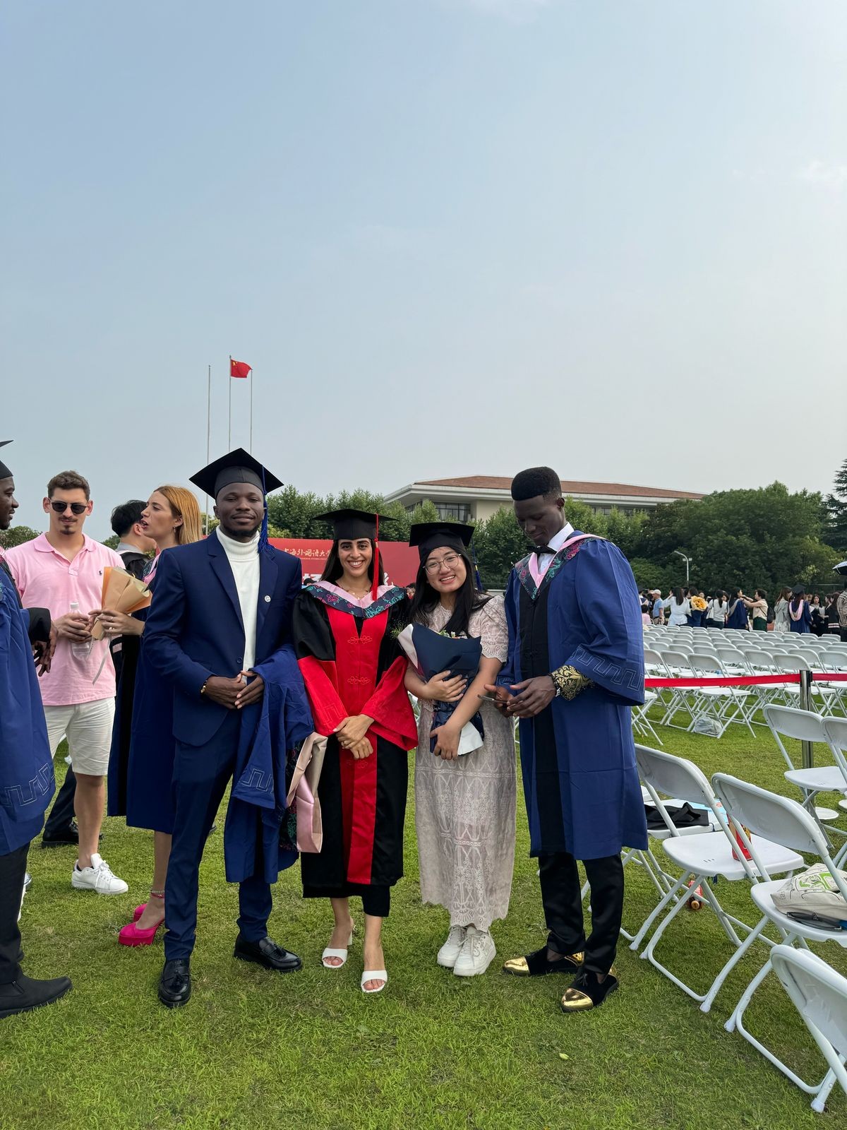 卡友琪（右三）在中國獲得學(xué)位后與同學(xué)合影。受訪者供圖