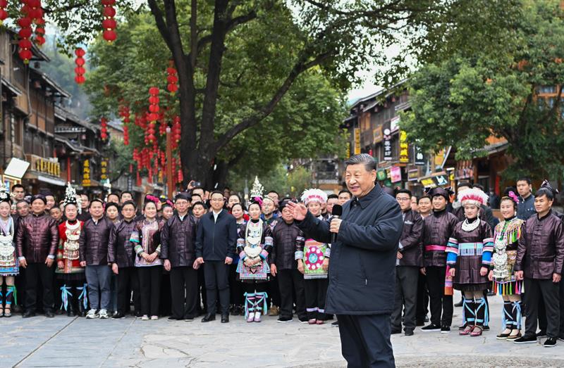 △今年3月17日，在貴州肇興侗寨考察時，習(xí)近平總書記同村民們親切交流。