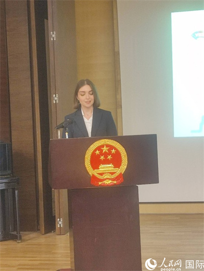 意方學(xué)生代表白綺花發(fā)言。人民網(wǎng)記者 鄭彬攝