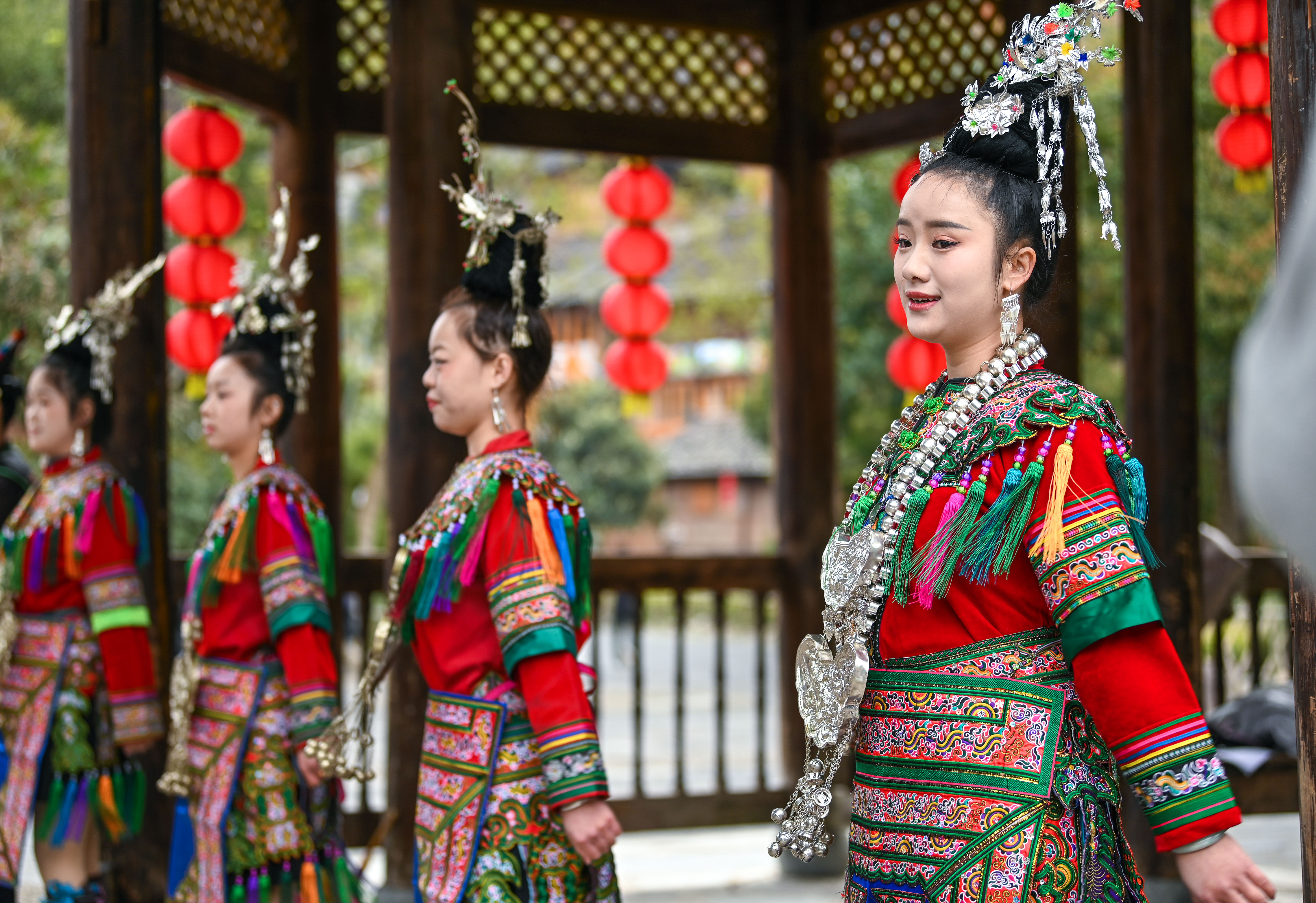  2025年3月18日，侗族群眾在貴州省黎平縣肇興侗寨給游客演唱侗族大歌。