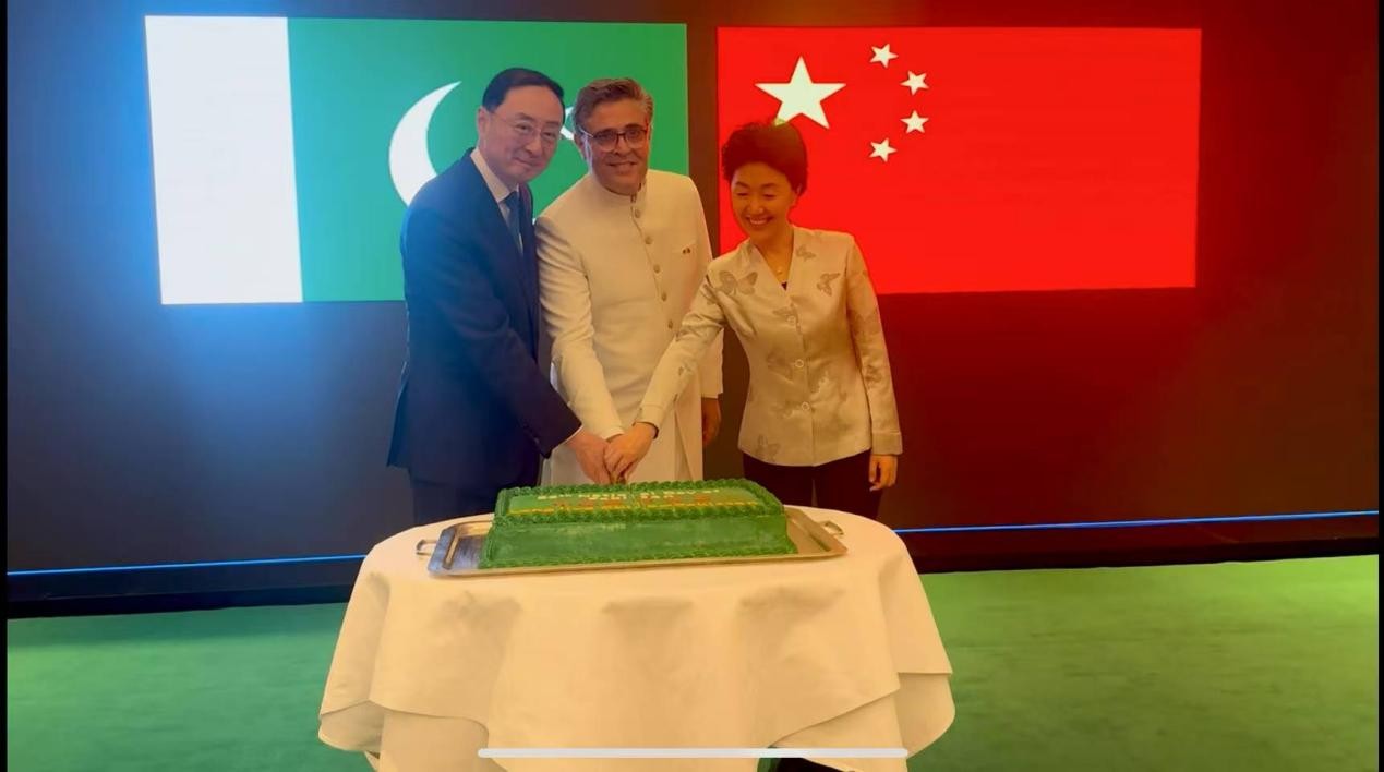 外交部副部長孫衛(wèi)東（左）、巴基斯坦駐華大使卡里爾·哈什米（中）、中聯(lián)部副部長孫海燕（右）共切蛋糕。巴基斯坦駐華大使館供圖