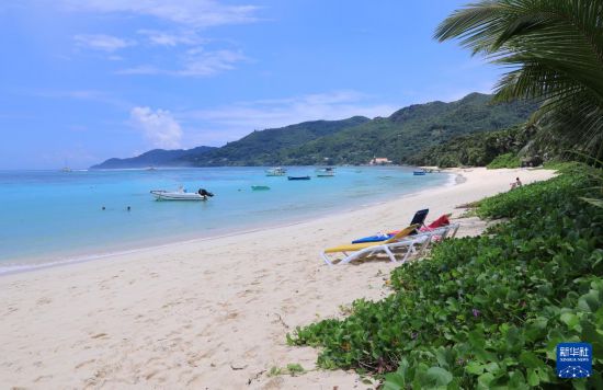 3月19日，游客在塞舌爾馬埃島海邊休閑。新華社記者 董江輝 攝