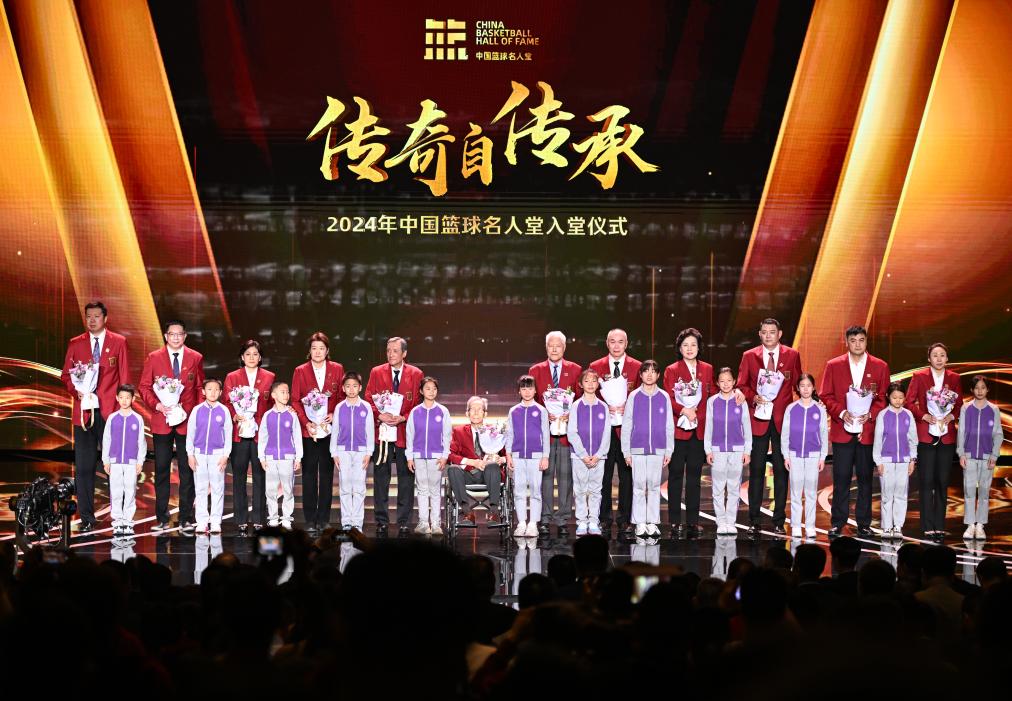 3月23日，在場(chǎng)的各屆中國(guó)籃球名人堂入堂人物在入堂儀式上合影留念。新華社記者 陳鐘昊 攝