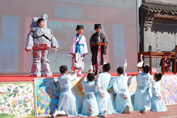 展覽開幕式上，府學學子上演情景劇《鵝池》。府學胡同小學供圖