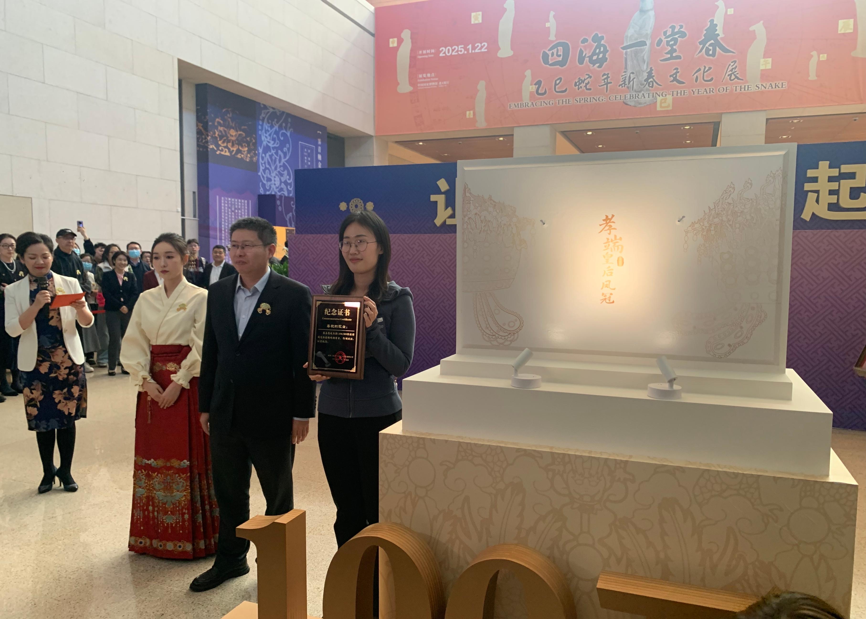 國(guó)博文創(chuàng)團(tuán)隊(duì)精心準(zhǔn)備了“紀(jì)念款鳳冠冰箱貼”和紀(jì)念證書(shū)贈(zèng)送給第100萬(wàn)件鳳冠冰箱貼的購(gòu)買者。人民網(wǎng)記者 劉穎穎攝