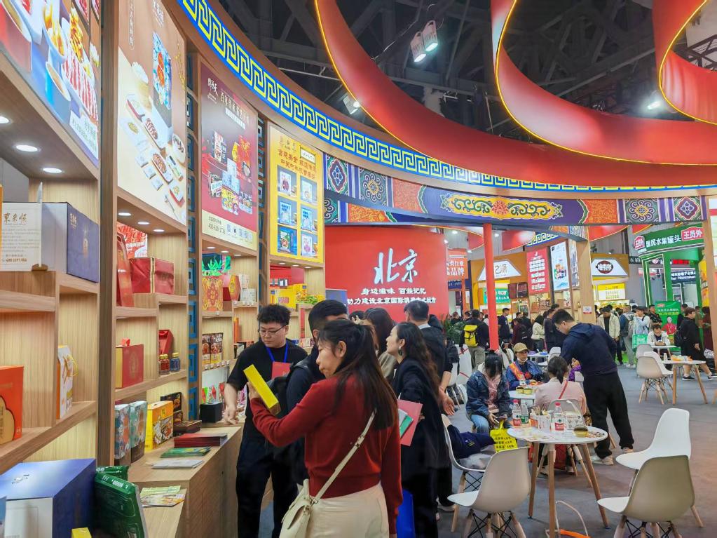 3月25日，在四川省成都市舉行的第112屆全國糖酒商品交易會中華老字號專區(qū)，展商們在展位前交流。新華社記者 張海磊 攝