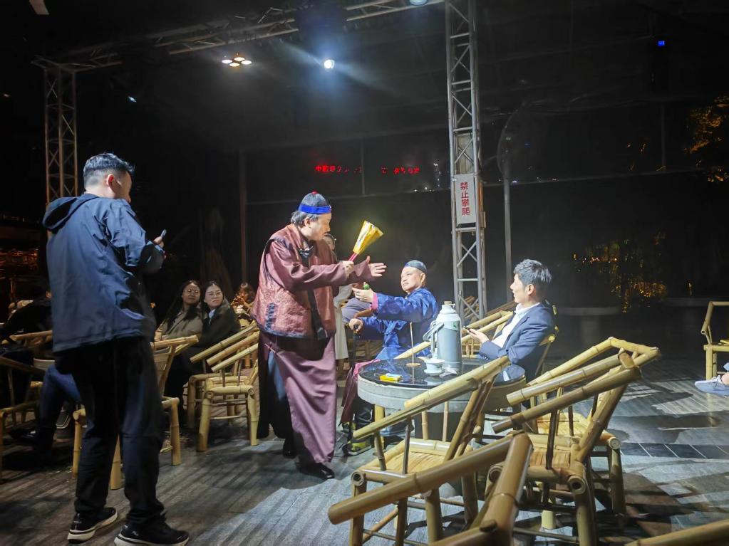3月24日，《鶴鳴傳奇》在四川省成都市人民公園鶴鳴茶社演出。新華社記者 張海磊 攝