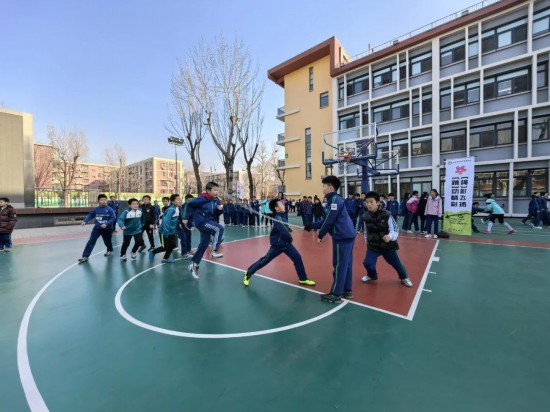北京師范大學實驗小學開展跳繩比賽。