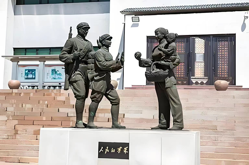 錦州蘋果廉政文化展覽館前的《人民的蘋果》主題雕塑。（由遼沈戰(zhàn)役紀(jì)念館供圖）