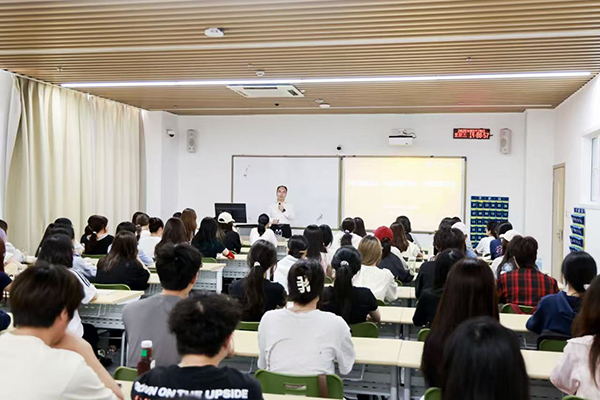 深圳職業(yè)技術(shù)大學(xué)黨委副書記、校長(zhǎng)許建領(lǐng)為學(xué)生授課。學(xué)校供圖