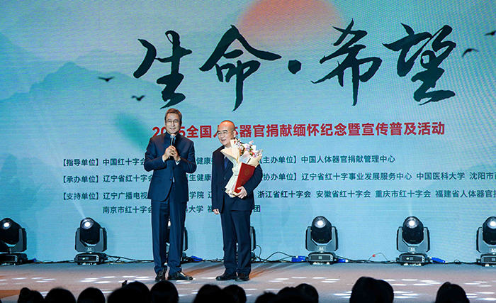 中國(guó)紅十字會(huì)副會(huì)長(zhǎng)白巖松在現(xiàn)場(chǎng)采訪“人民英雄”張定宇教授。主辦方供圖