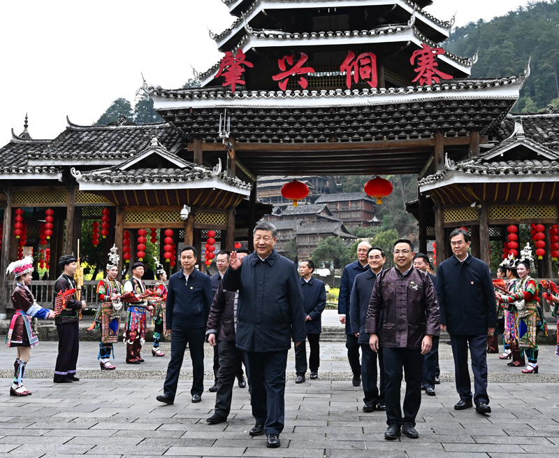 △3月17日下午，習(xí)近平總書記在貴州黔東南州黎平縣肇興侗寨考察時，在寨門口向身著民族盛裝歡迎的村民揮手致意。