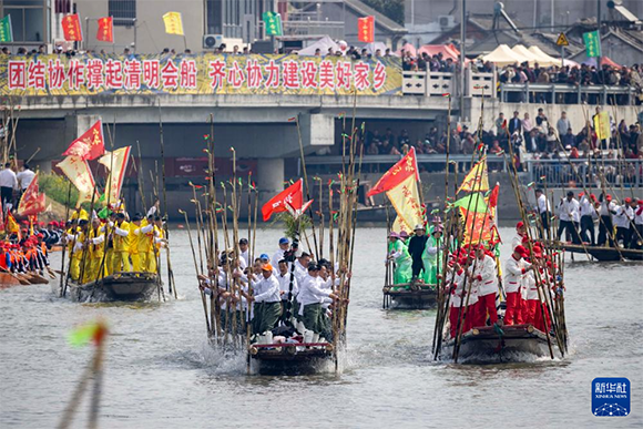 ?4月4日，選手在參加茅山會船盛會。新華社發(fā)（湯德宏 攝）