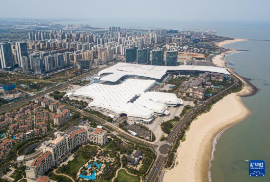 這是4月4日拍攝的第五屆中國國際消費(fèi)品博覽會(huì)主會(huì)場海南國際會(huì)展中心（無人機(jī)照片）。