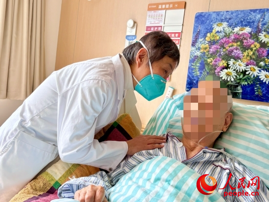 秦苑查房時(shí)詢問(wèn)患者情況。人民網(wǎng) 陳葉欣攝
