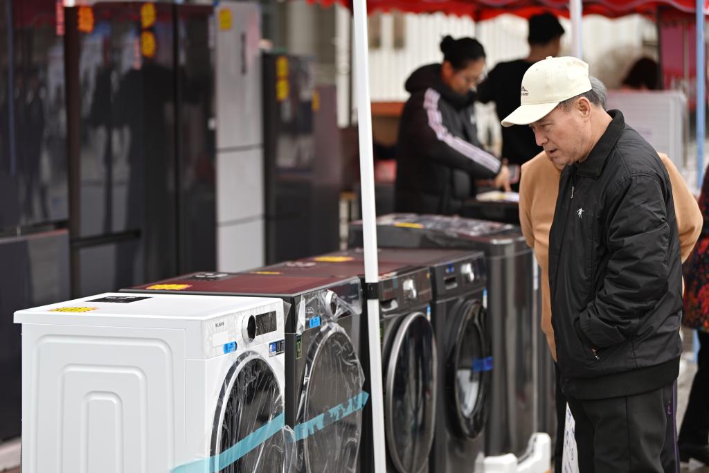 3月28日，天津市北辰區(qū)舉行2025年消費(fèi)品以舊換新惠民服務(wù)活動，吸引眾多市民前來選購。新華社記者 李然 攝