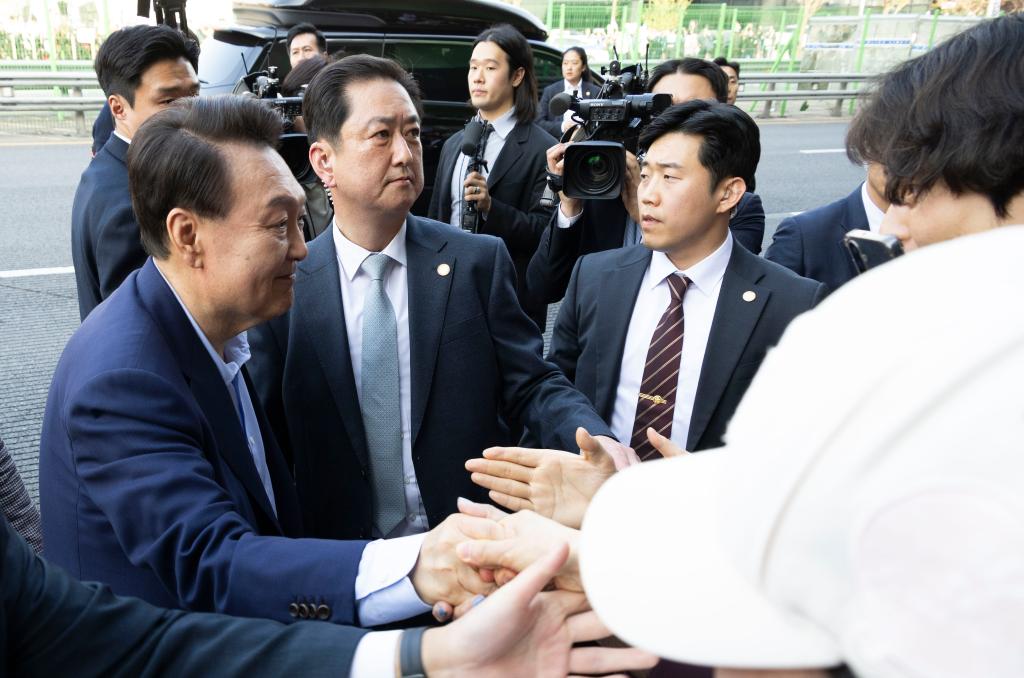 4月11日，韓國前總統(tǒng)尹錫悅（左一）在離開首爾漢南洞官邸時與支持者握手。新華社發(fā)（全休相攝）