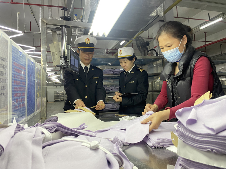 黃埔海關(guān)關(guān)員到毛織企業(yè)開展調(diào)研。周青攝