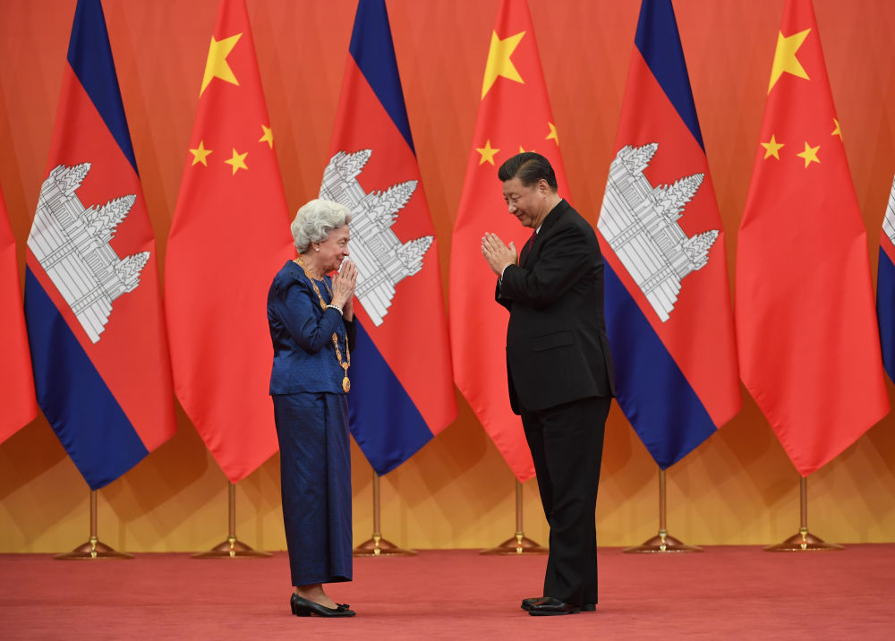 2020年11月6日，國家主席習(xí)近平在北京人民大會堂為柬埔寨太后莫尼列舉行中華人民共和國“友誼勛章”頒授儀式。