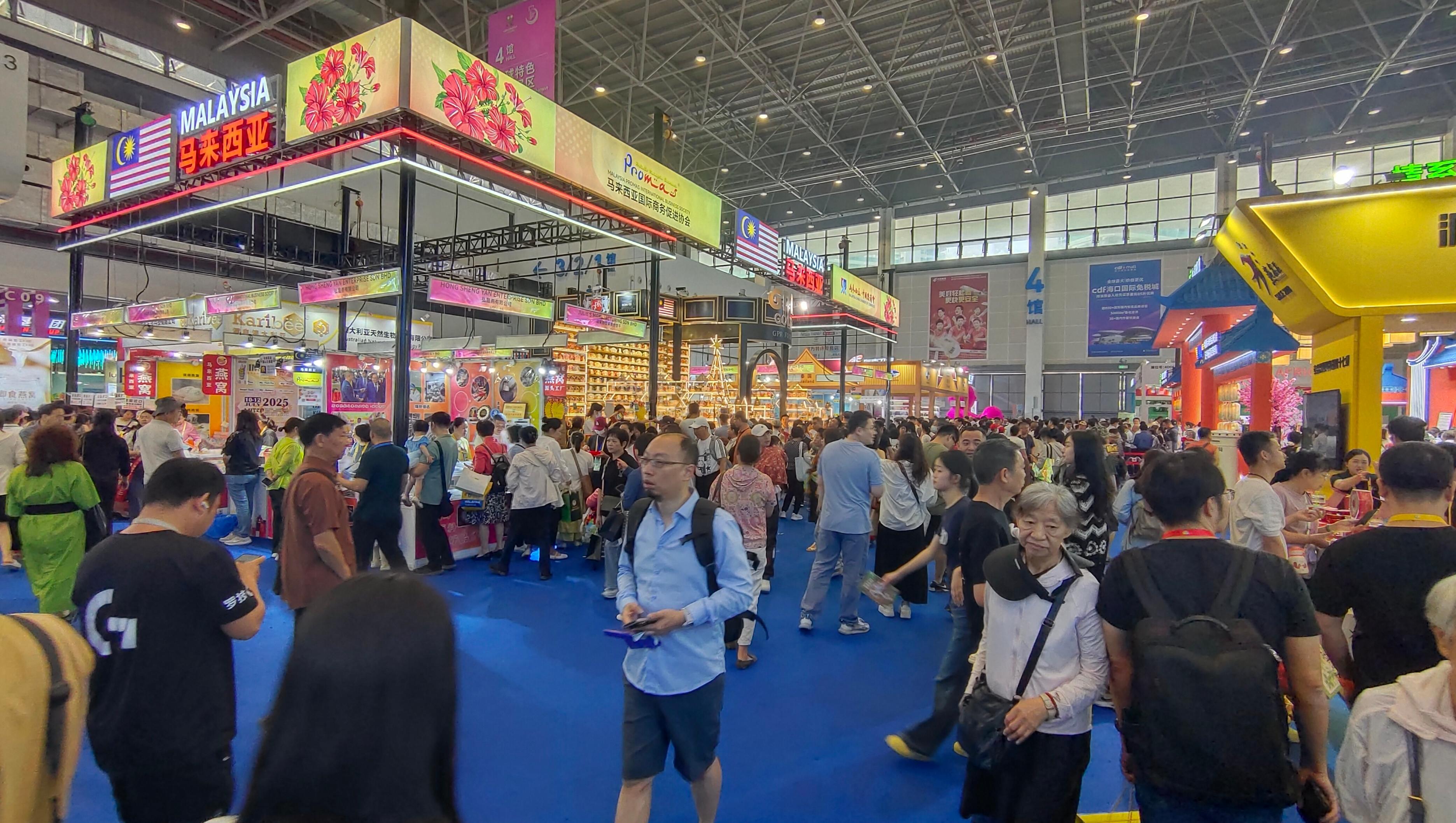消博會(huì)迎來(lái)公眾開(kāi)放日，眾多市民、客商來(lái)到展館參觀、購(gòu)物。人民網(wǎng)記者 李彤?dāng)z