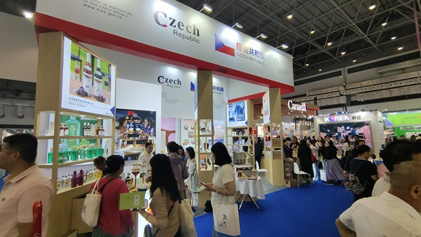 觀展者在各國(guó)展臺(tái)采購(gòu)、咨詢。人民網(wǎng)記者 李彤?dāng)z