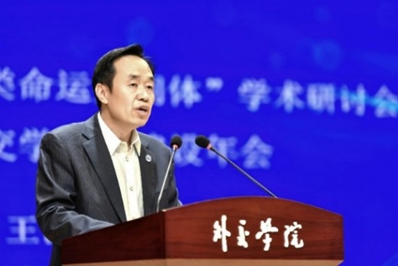 外交學(xué)院黨委書記王世廷大使致辭。主辦方供圖