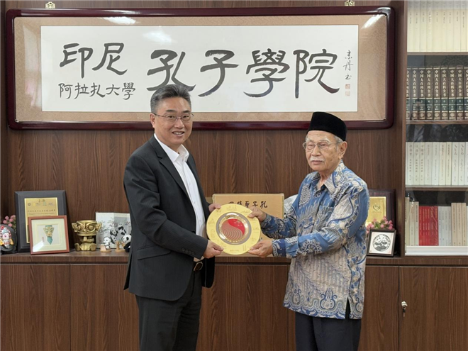 雙方交換禮物。活動(dòng)主辦方供圖