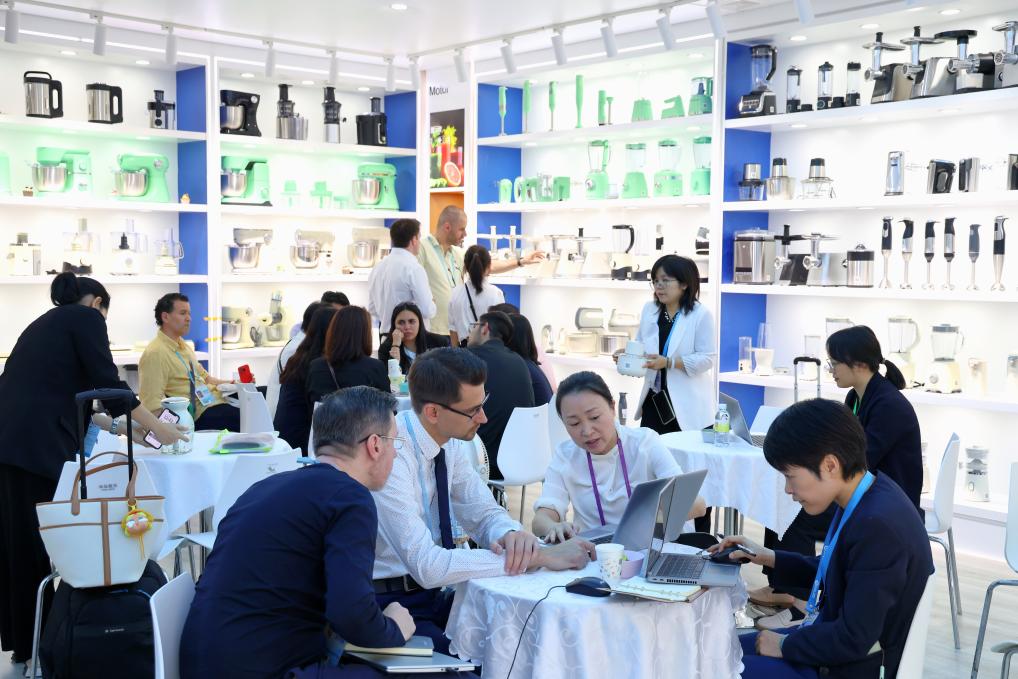 4月15日，在第137屆廣交會開幕當天，海外客商在一家電器公司的展區(qū)洽談。 新華社記者 劉大偉 攝